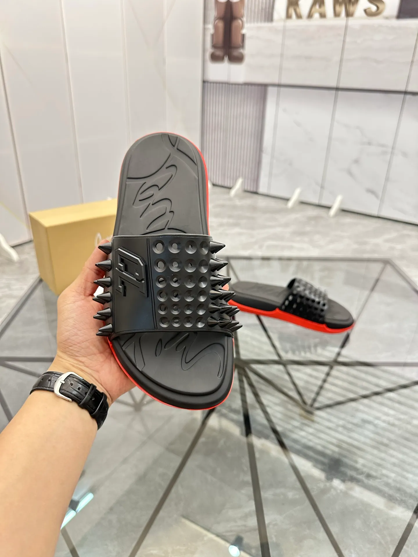 Men's shoes: 💰P300¥ Product trademark: CL red-soled shoes* "CL*" slippers Regular size: 38-44 (men's 45.46 can be customized) Product materials: imported cowhide upper, professional 5D craftsmanship, high-end rivets, sheepskin lining, original outsole. Number: 789